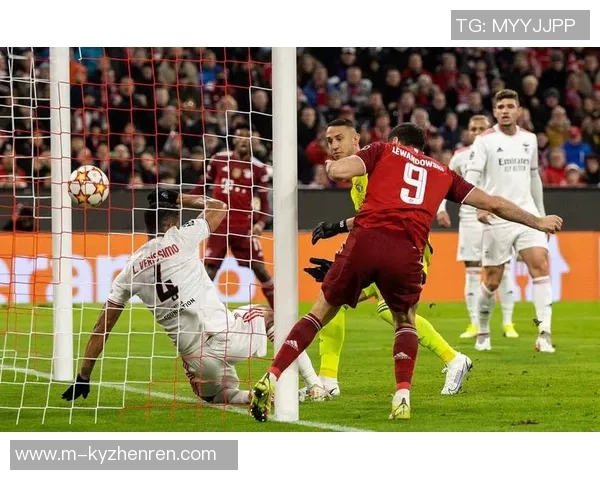 莱万重返老东家引发拜仁球迷愤怒声讨：背叛与忘恩负义的争议之战